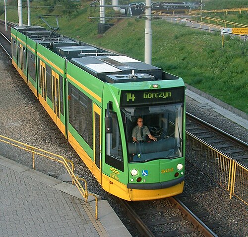 ポーランド、ポズナンの PST LRT ラインにある Combino 路面電車。