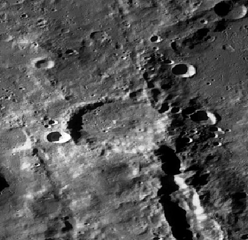 北西に移動するフェヒナークレーターによって乱されるプランク峡谷の画像
