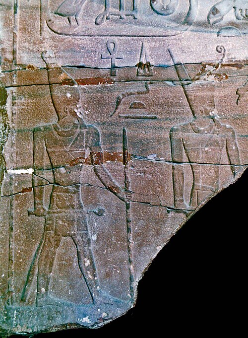 上エジプトと下エジプトの王冠をかぶった王の横顔を象形文字で囲んだレリーフ