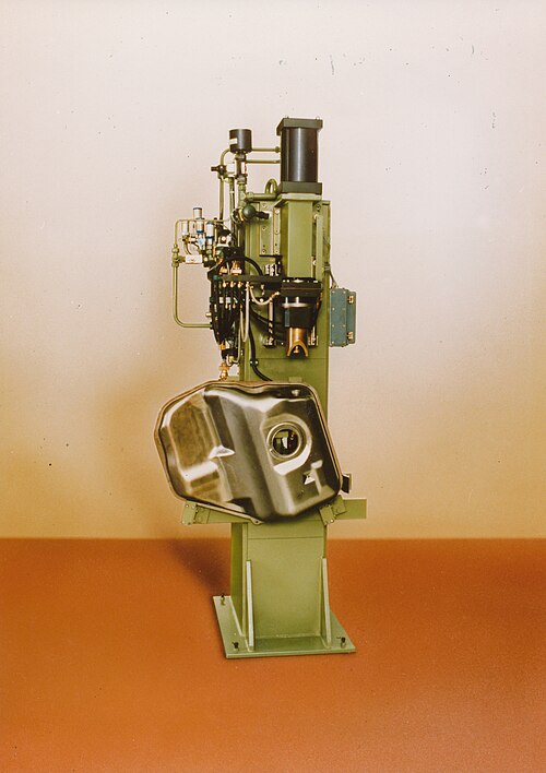 1972年 最初のマグネットアーク溶接機の製造