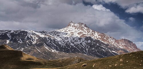 アフティンスキー地区とドクズパリンスキー地区のシャルブズダグ山