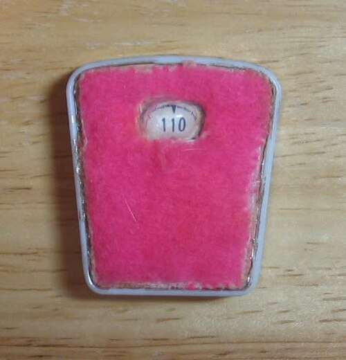 1965年製の体重計。常に110ポンド（50kg）に設定されている。