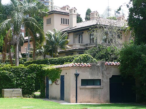 ブーメラン、エリザベスベイ。1926年から1928年にかけて建設。建築家はネヴィル・ハンプソン。庭園と敷地はマックス・シェリー（おそらくハンプソンとAJ・ダウストとの共同作業）によるもの。[79]