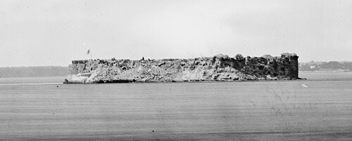 1863年8月23日、南軍が占領していたサムター要塞の様子。