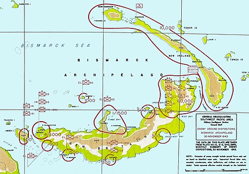 ニューブリテン島とその周辺の島々のカラー地図。各島に駐留する日本軍の位置と兵力が示されている。