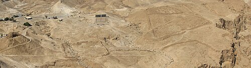 マサダから見た西側の眺め。ローマ軍の野営地と城壁が見える。
