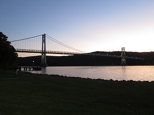 2019年の夕暮れ時の橋