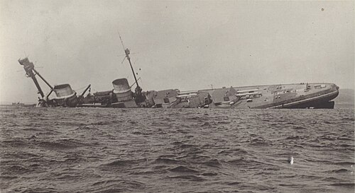 大型軍艦が横転する。