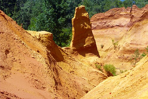 プロヴァンスのヴォークリューズ県ルシヨンの粘土質の丘陵地帯は、18 世紀以来、黄土色顔料の重要な供給源となっています。