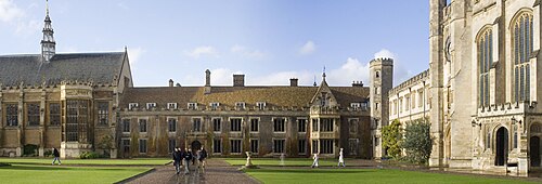 ケンブリッジ大学トリニティ・カレッジのグレート・コート(現在)