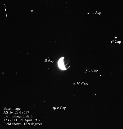 アポロ16号の宇宙飛行士が遠紫外線カメラを使って月面から長時間露光で撮影した写真。地球が写っており、背景には星々が正しく配置され、それぞれの星の名前も記されている。