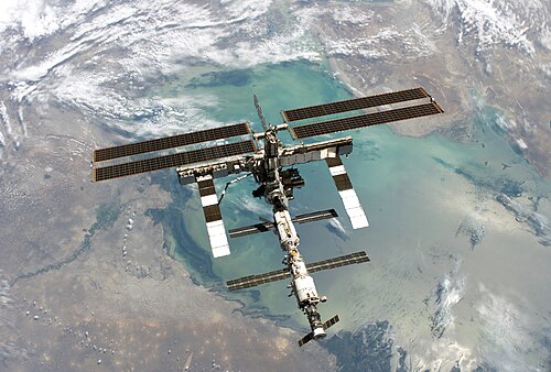地球上空に人工衛星が現れる