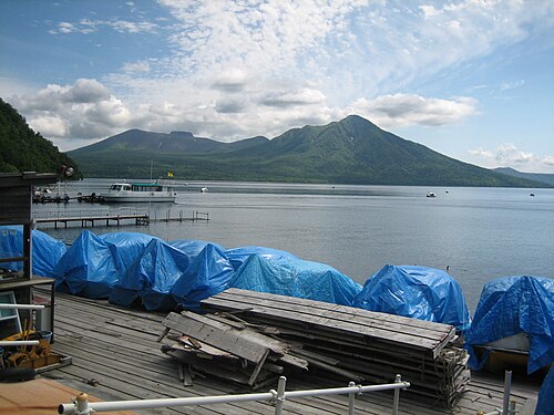 北北東から見た樽前山と風不石山。