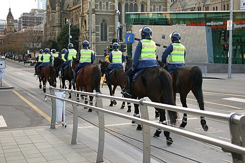 2005年にメルボルンのCBDを巡回する騎馬警官