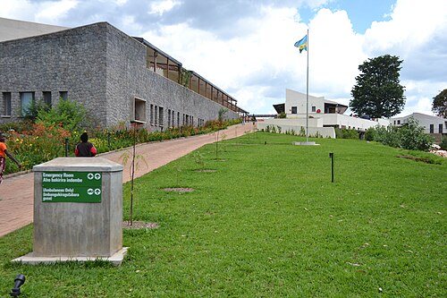 ルワンダ国旗が掲げられた病院の建物を入口の通路から見た写真