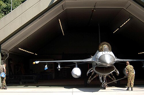 強化型航空機格納庫（特殊なタイプの格納庫）の前に置かれたジェネラル・ダイナミクスF-16ファイティングファルコン