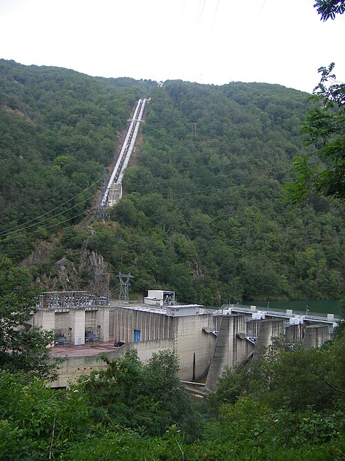 川のダムの隣にある発電所。2本の鋼管が500メートル上にある見えない湖から水を運んでいる。