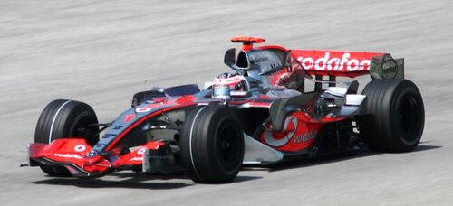 アロンソが運転するシルバーのマクラーレンMP4-22