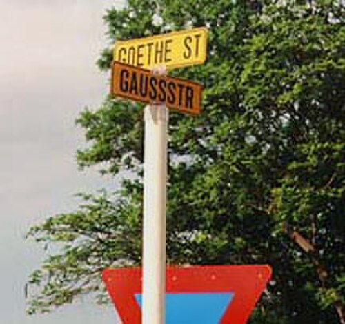グロートフォンテインの二言語標識：ゲーテ通り（Goethe St(reet)Gaussstr(aße)