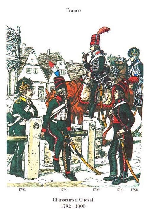 馬に乗った 2 人の男性と立っている 3 人の男性の絵には、「Chasseurs a Cheval (1792-1800)」という題が付いています。全員が濃い緑色の制服を着用しており、2 人は紋章付きのヘルメットをかぶり、3 人はミルリトンと呼ばれる高い帽子をかぶっています。