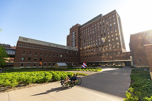 日の出時のメイヨー記念館。手前にはバイカーが写っている。