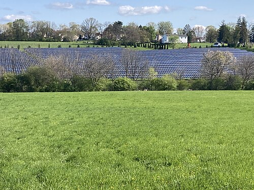 12,000枚の太陽光パネルを備えた緑地