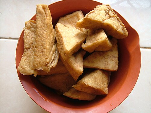 タフゴレン（油揚げ）は皮が茶色です。