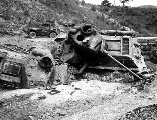溝に落ちた、ひどく損傷した戦車2両