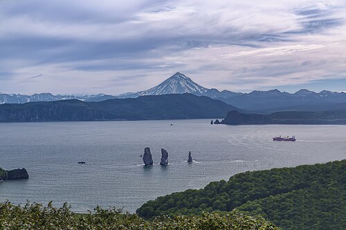 アバチャ湾のスリーブラザーズ岩