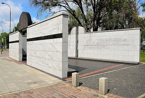 記念碑の壁は、かつてのウムシュラークプラッツの一部を三方から囲んでいます。前景には死の道があります。