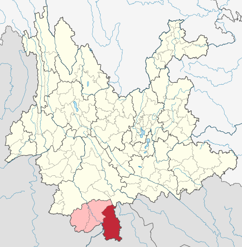 西双版納県（ピンク）と雲南省内の孟臘県（赤）の位置