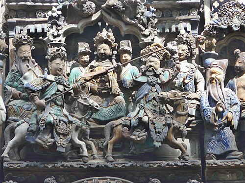 寺院の屋上からの眺めには、関羽と別の武将との決闘を演じる役者たちの姿が映し出されている。