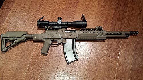 オハイオ兵器工場が製造した、M1918 BARの近代化された軽量民間用派生型であるヘビーカウンターアサルトライフル(HCAR)の側面図。