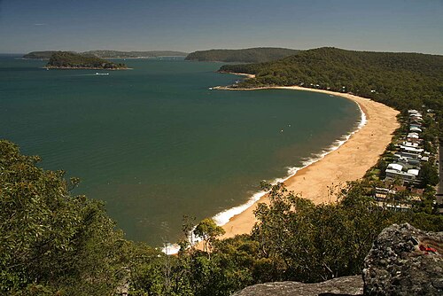 中央にライオン島、背景にピットウォーターがあるパールビーチ