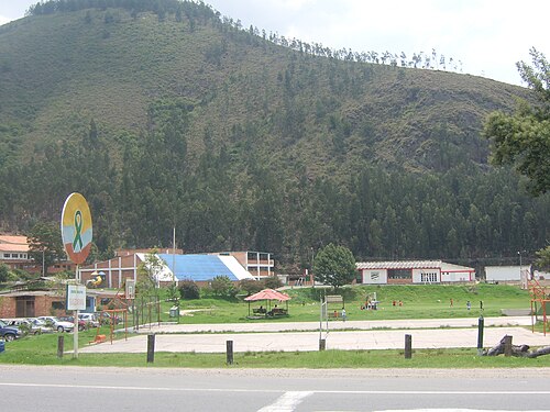 サッカー場と山
