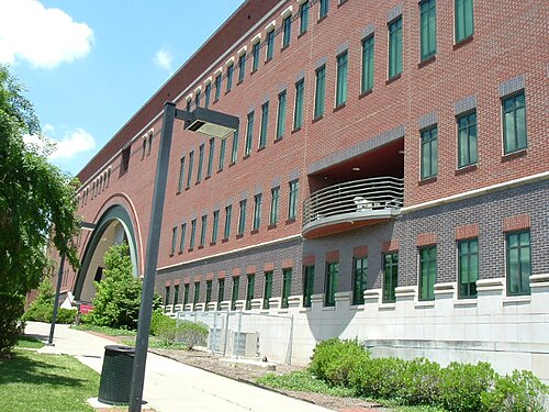 ルッツ・ホールには、社会学部、美術史学部、地理学部、人類学部、工学部が入居している。