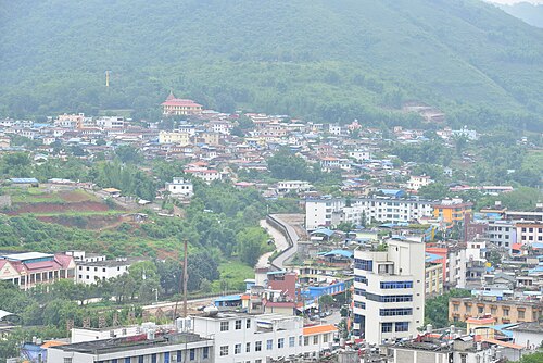 万定のスカイライン - 龐郝城。龐郝城の町は画像の左上にあります。