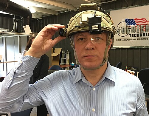 兵士 ARC4 の拡張現実システムの写真。