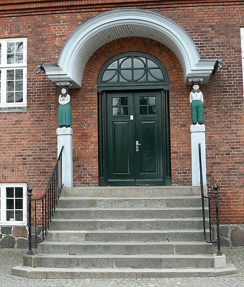キューゲの旧 Tøxens Skole (現在は Sankt Nicolai Skole Nord) への新しい入り口