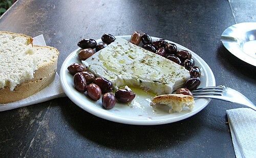 シンプルなギリシャ風メゼ：チーズとオリーブ（フェタチーズにオリーブオイルをかけ、オレガノを振りかけ、カラマタオリーブとパンを添えて）