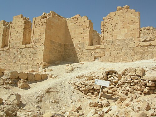 ニザナのビザンチン要塞の廃墟の上に建てられたドイツ・トルコ病院 (1906-1917)。戦闘による被害に注目してください。