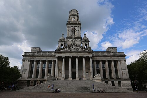 ポーツマス ギルドホールと周囲の市役所の正面からの眺め