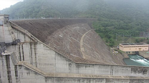 南岸から見たランデニガラダム。背景には発電所が見える。
