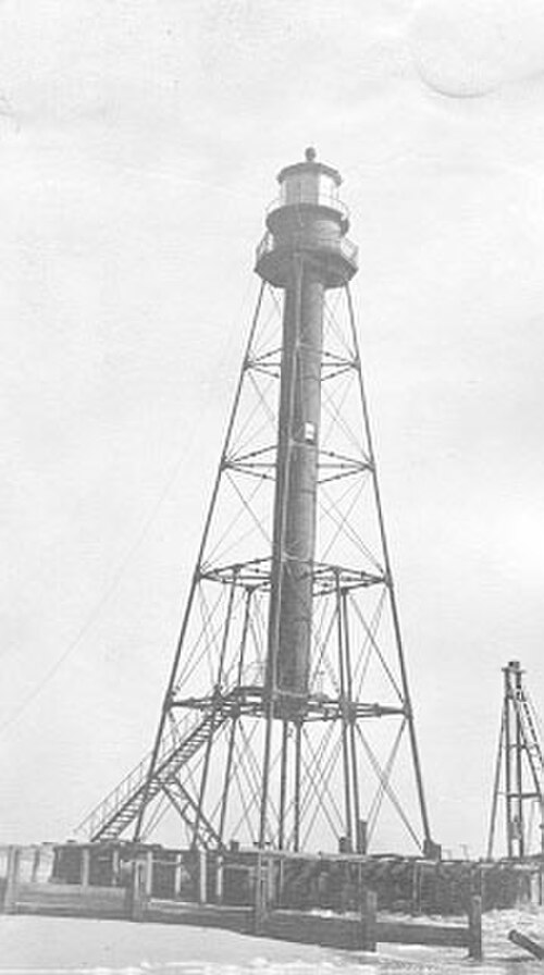 現在の（そして4番目の）ケープサンブラス灯台は1885年に建てられました。