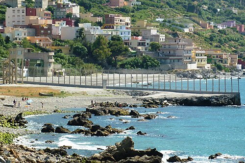 海に突き出たセウタの国境フェンス