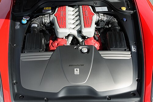 フェラーリ 599 のフロント アクスルの後ろに搭載された F140 C V12 エンジン。