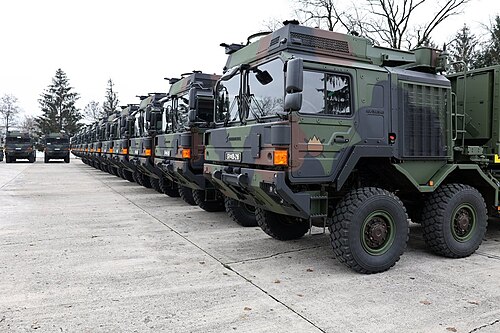 スロベニア陸軍の44M 8×8。後期生産型トラックとして、HX38.540の名称が付けられている。