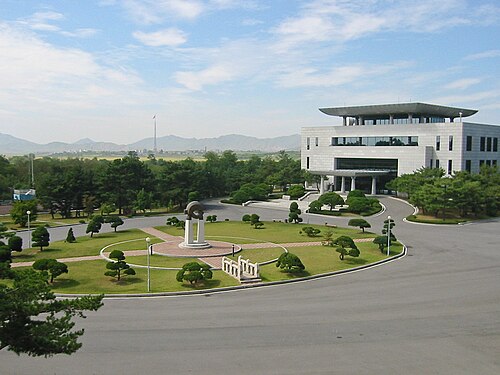 平和の家は、1989年に建設された、共同警備区域（JSA）の韓国側にある3階建ての建物で、非軍事的な外交会合に使用されている。