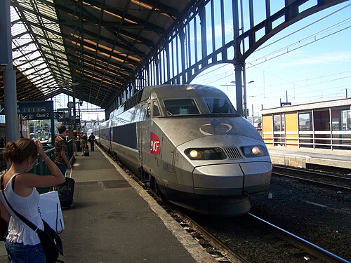 リールとブリュッセル行きのTGV列車が駅に到着