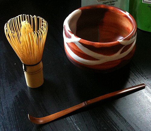 左上：茶筅、右上：茶わん、右下：茶杓